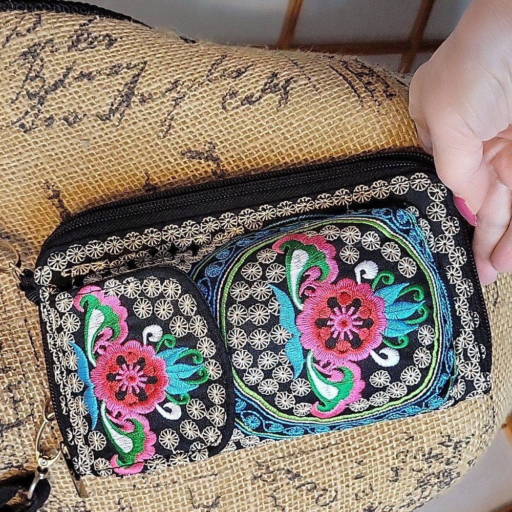 🌸 Floral 🌸Embroidered Crossbody Bag - Picture 2 of 6